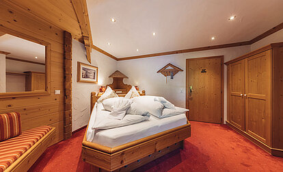 Zimmer Heimatliebe im Montafon mit Doppelbett, Holzdetails und alpinem Wohngefühl im Genusshotel Vermala.