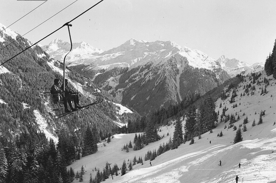 Ein Bild von der Garfreschabahn in Richtung Gaschurn ca. um 1970. Skifahrer sitzen auf einem Sessel.