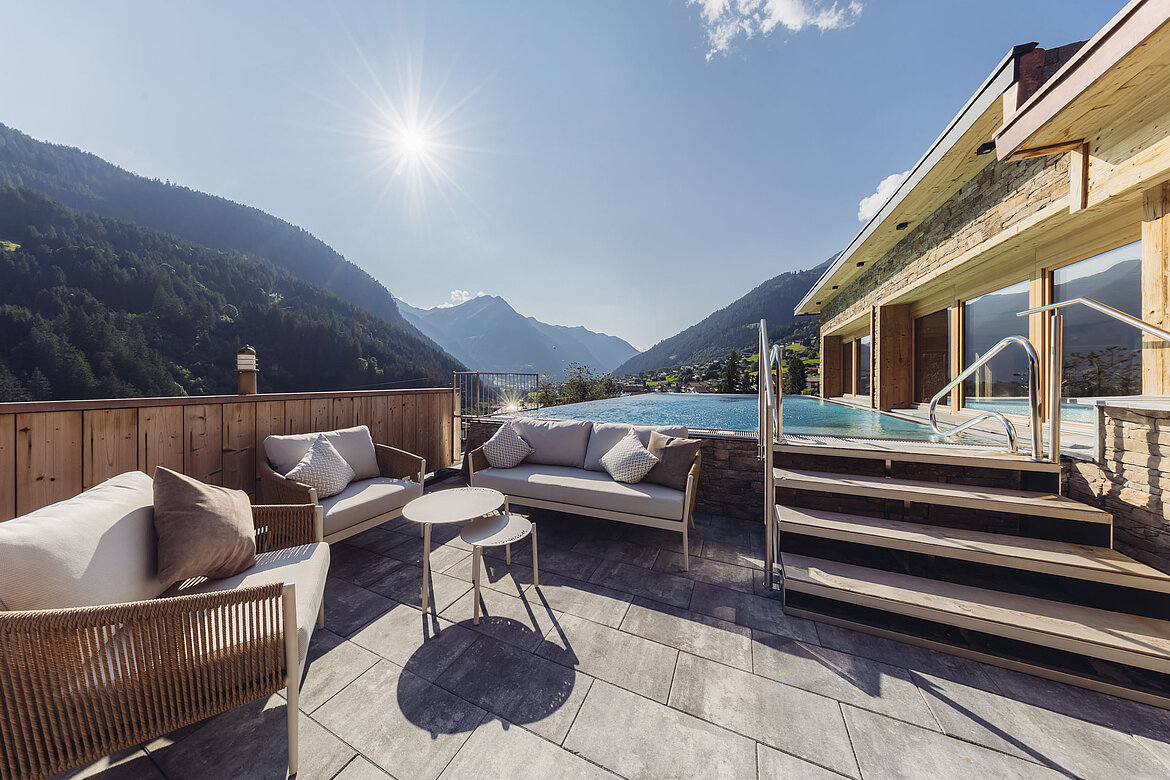 Weitblick SPA im Genusshotel Vermala mit Sonnenterrasse, Sitzbereich, Sky Pool und Montafoner Bergblick.