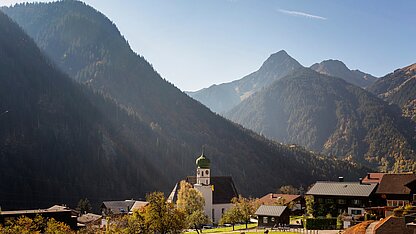 St. Gallenkirch im Montafon mit Kirche, Dorfansicht und Bergpanorama nahe dem Genusshotel Vermala.