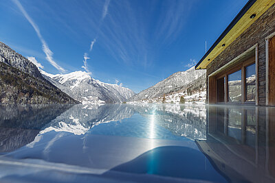 Sky Pool mit Weitblick im Genusshotel Vermala im Montafon für entspannte Wellnessmomente mit Panoramablick auf die Berge.