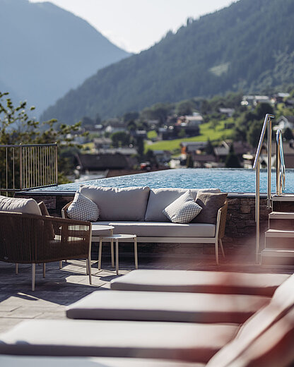 Montafon Nature SPA Skypool mit Aussicht auf das Tal im Genusshotel Vermala