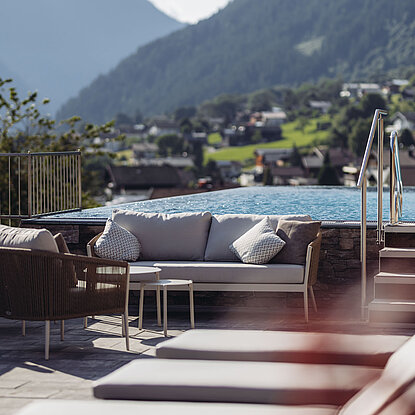 Skypool mit Aussicht auf das Tal im Genusshotel Vermala
