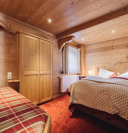 Bett in der Suite Enzian im Hotel Vermala