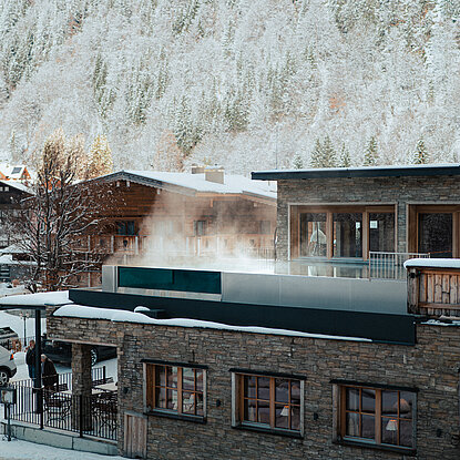 Wellness mit Sky Pool Sky Pool im Winter beim Genusshotel Vermala nach Schneefall
