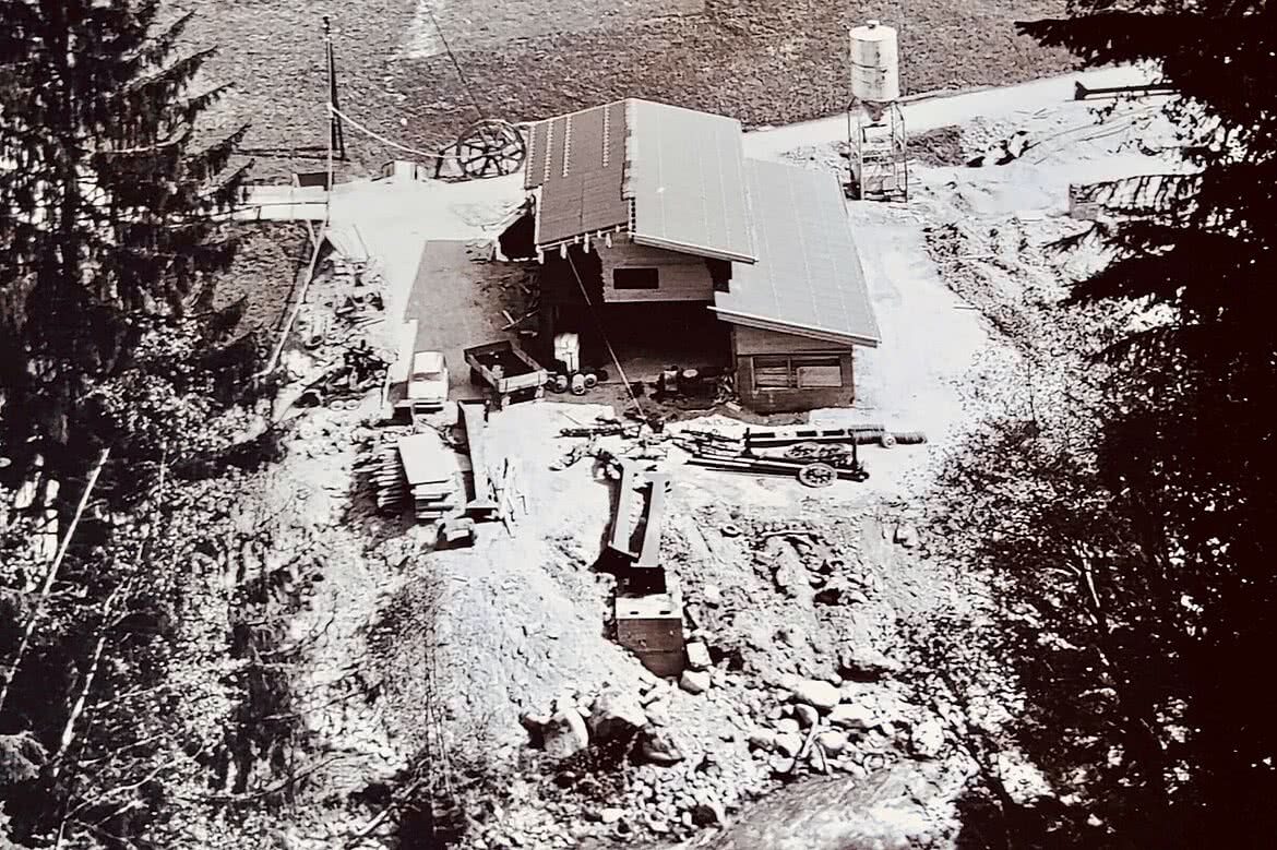 Historische Aufnahme vom Bau der Garfreschabahn in St. Gallenkirch mit Baustelle und alpiner Umgebung im Montafon.