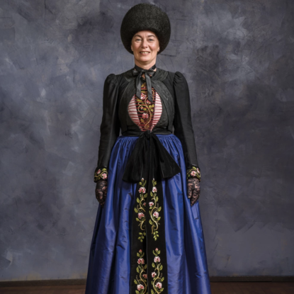 Montafoner Frauentracht mit traditionellem Kleid, Kopfbedeckung und festlicher regionaler Handwerkskunst.
