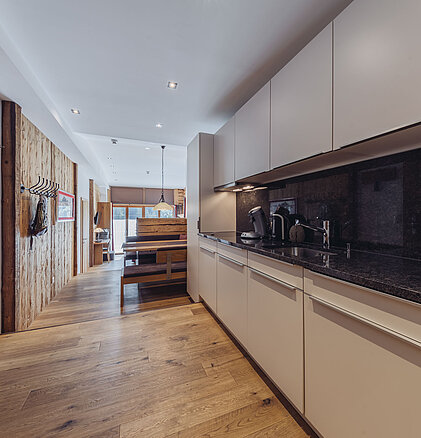 Eingangsbereich der Suite Alpenrose im Genusshotel Vermala mit Holzboden, Garderobe und hochwertiger Stauraumlösung.