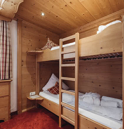 Bunk bed in a four-bed room at Hotel Vermala