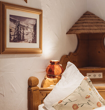 Detailfoto eines Kissens auf dem Bett im DZ Heimatliebe im Genusshotel Vermala
