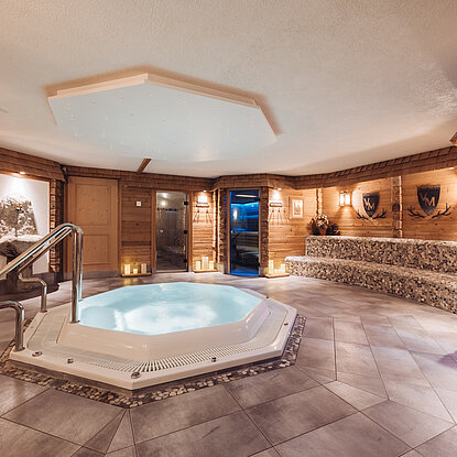 Whirlpool in der Spa Lounge im Wellnesshotel Vermala