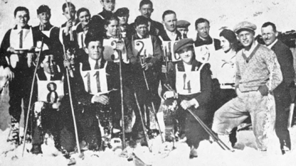 Historisches Skirennen im Montafon mit Teilnehmern, Startnummern, Holzski und Einblick in die Wintersportgeschichte.