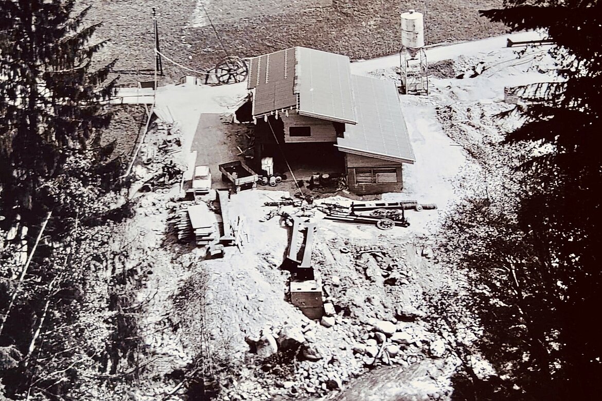 Historische Aufnahme vom Bau der Garfreschabahn in St. Gallenkirch mit Baustelle und alpiner Umgebung im Montafon.