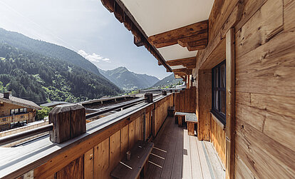 Aussicht vom Balkon des Doppelzimmers Heimatliebe Komfort im Genusshotel Vermala auf die Montafoner Bergwelt.