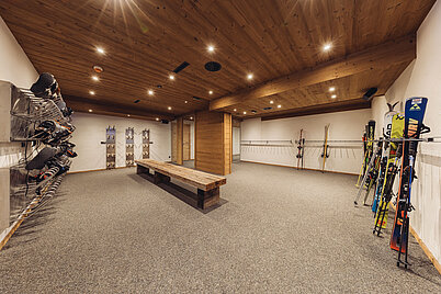 Großzügiger Skiraum im Genusshotel Vermala im Montafon mit Platz für Ski, Skischuhe und Wintersportausrüstung.