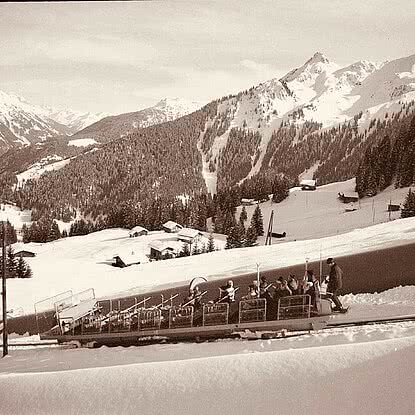 Historische Aufnahme des Schrägaufzugs am Golm im Montafon mit Winterlandschaft, Liftanlage und Bergpanorama.