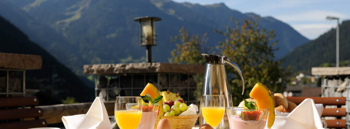 Breakfast with views of the mountains